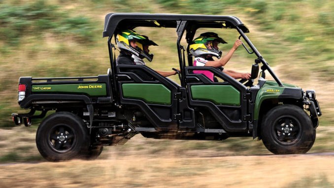 Ein Gator XUV 855 S4 von John Deere fährt durch Gelände.