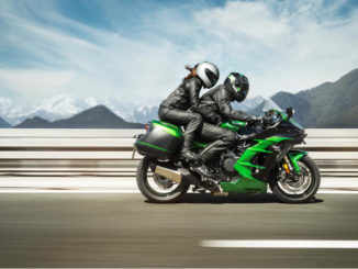 Die Ninja H2 SX und das noch besser ausgestattete Schwestermodell Ninja H2 SX SE sind agile Sporttourer, hier auf das Modelljahr 2018 auf einer Autobahn in den Alpen.