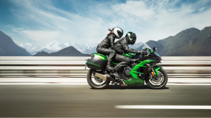 Die Ninja H2 SX und das noch besser ausgestattete Schwestermodell Ninja H2 SX SE sind agile Sporttourer, hier auf das Modelljahr 2018 auf einer Autobahn in den Alpen.