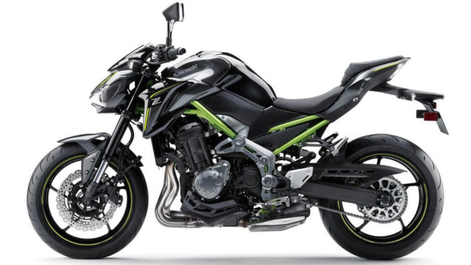 Studioaufnahme einer schwarzen Kawasaki Z900