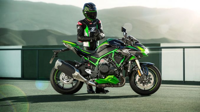 Der Fahrer einer Kawasaki Z H2 SE des Modelljahres 2021 steht am Rande einer Teststrecke.