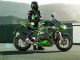 Der Fahrer einer Kawasaki Z H2 SE des Modelljahres 2021 steht am Rande einer Teststrecke.