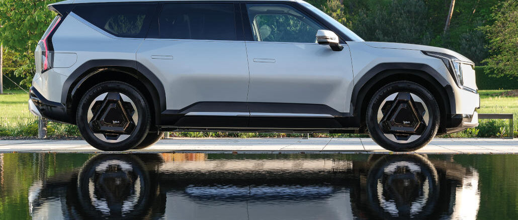 Ein silberner KIA_EV9-Baseline steht 2023 an einem Weiher.
