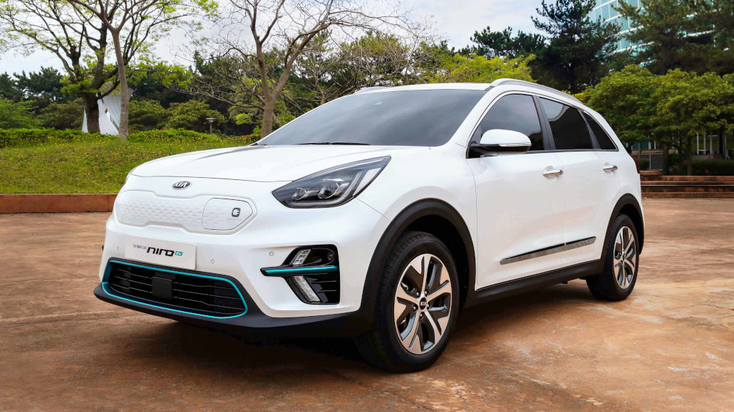 Ein weißer Kia Niro EV steht 2018 vor einem Park.