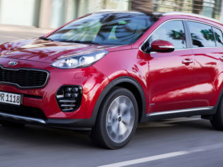 Ein roter Kia Sportage fährt durch Frankfurt.