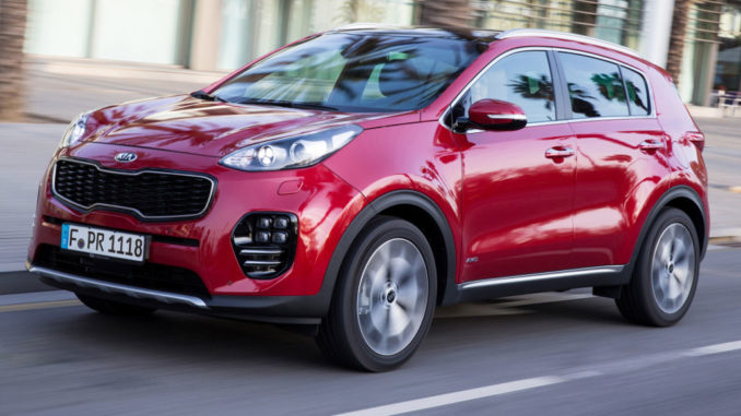 Ein roter Kia Sportage fährt durch Frankfurt.