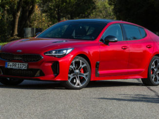 Ein roter Kia Stinger steht quer zur Fahrbahn.