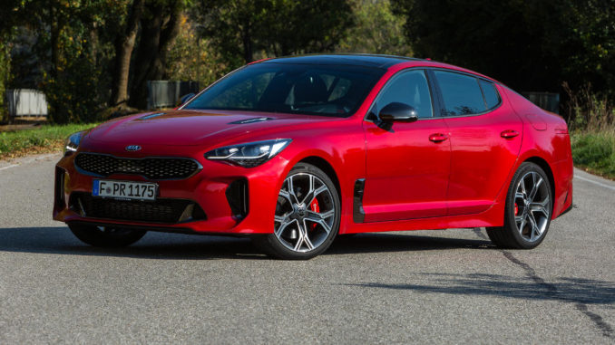 Ein roter Kia Stinger steht quer zur Fahrbahn.