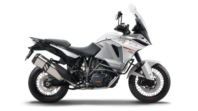 Studioaufnahme einer weißen KTM 1290 Super Adventure des Modelljahres 2016.