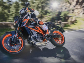 Kurvenfahrt einer KTM 690 DUKE R auf einer Landstraße.