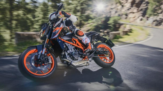 Kurvenfahrt einer KTM 690 DUKE R auf einer Landstraße.