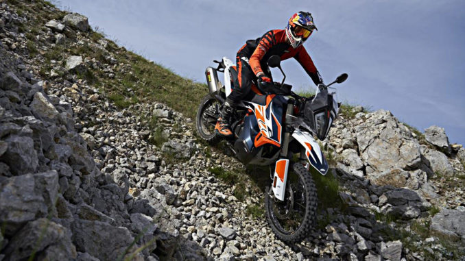 Eine KTM 790 Adventure R fährt 2019 durch bosnisches gebirge.