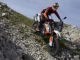 Eine KTM 790 Adventure R fährt 2019 durch bosnisches gebirge.