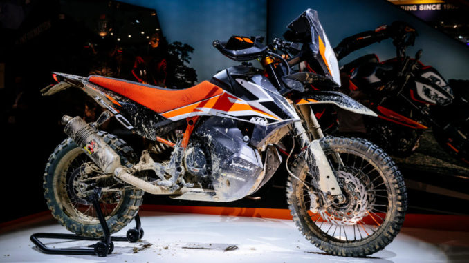 Eine KTM 790 Adventure steht 2017 als Prototyp auf der Motorradmesse EICMA.