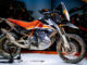 Eine KTM 790 Adventure steht 2017 als Prototyp auf der Motorradmesse EICMA.