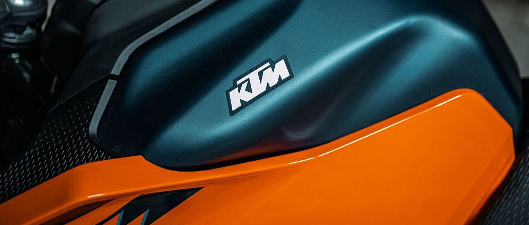 Abbildung eines schwarzen Tanks einer KTM Duke, MY 2024.