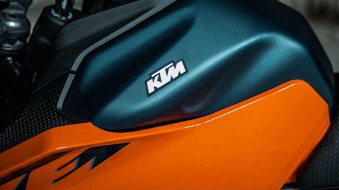 Abbildung eines schwarzen Tanks einer KTM Duke, MY 2024.