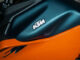 Abbildung eines schwarzen Tanks einer KTM Duke, MY 2024.