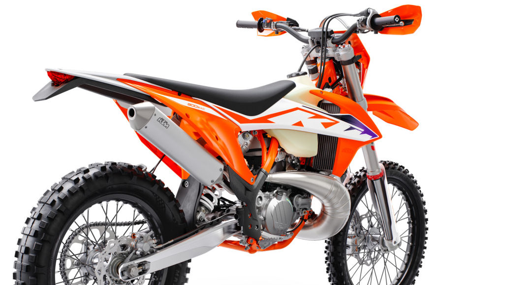 Studioaufnahme einer KTM-Enduro der Modellreihe EXC und des Modelljahrs 2023.