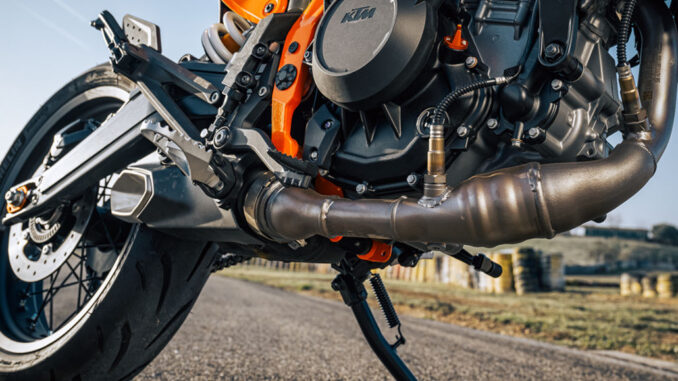 Seitenständer an einer KTM 390er der MODELLJAHRE 2025 und 2026.