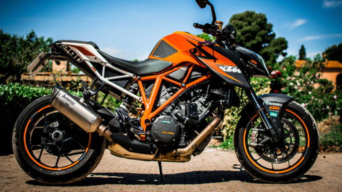 superduke super herzog moto fahrzeug geparkt ktm