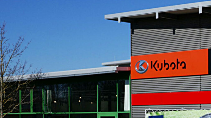 Kubota-Logo an der Fassade eines Händlers im Münchener Osten (Widhopf GmbH).