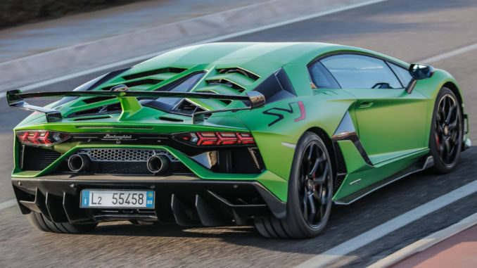 Ein grüner Lamborghini Aventador SVJ Coupé fährt auf einer Rennstrecke.