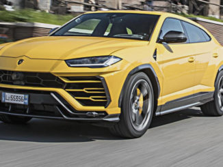 Ein gelber Lamborghini Urus fährt 2018 über römische Straßen.