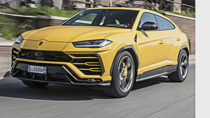 Ein gelber Lamborghini Urus fährt 2018 über römische Straßen.