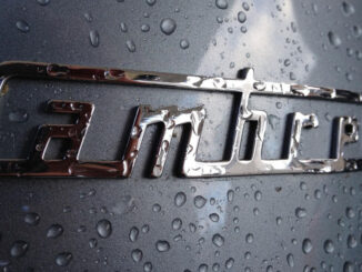 Verregnetes Lambretta-Logo auf metallicblauem Untergrund.