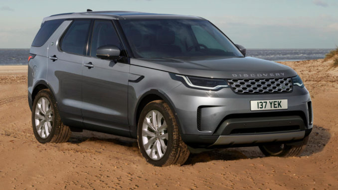 Ein grauer Land Rover Discovery steht 2020 am Strand