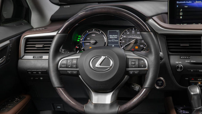 Cockpit eines Lexus RX450h