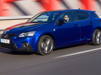 Ein blauer Lexus CT200h fährt 2017 über eine Autobahn.