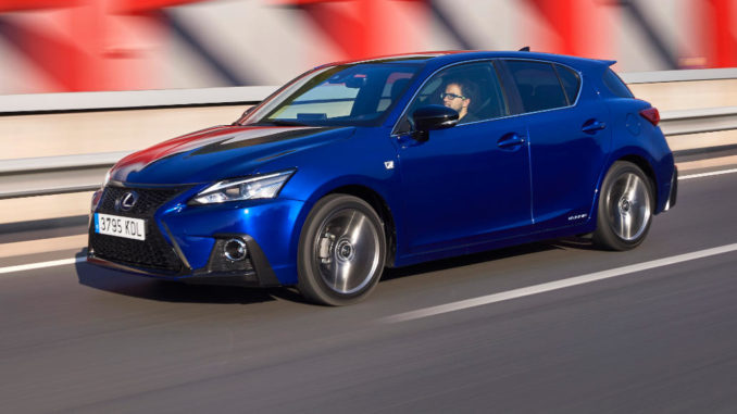 Ein blauer Lexus CT200h fährt 2017 über eine Autobahn.