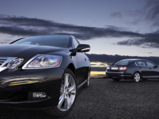 Zwei blaue Lexus GS 450h in Front- und Heckansicht.