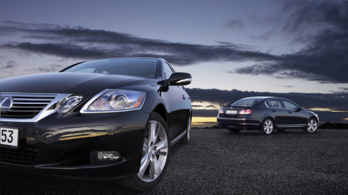 Zwei blaue Lexus GS 450h in Front- und Heckansicht.