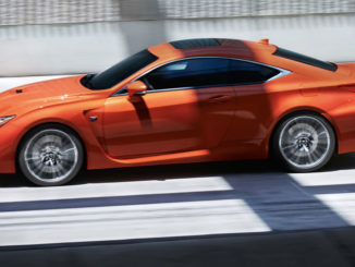 Ein orangener Lexus RC F fährt auf der Autobahn.