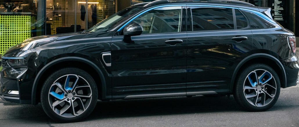 Ein schwarzer Lynk & Co 01 steht vor dem Münchner Flagship Store.