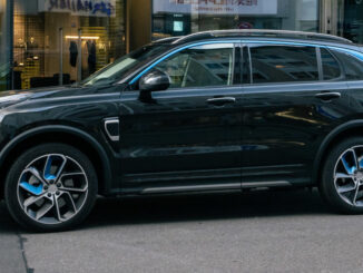 Ein schwarzer Lynk & Co 01 steht vor dem Münchner Flagship Store.