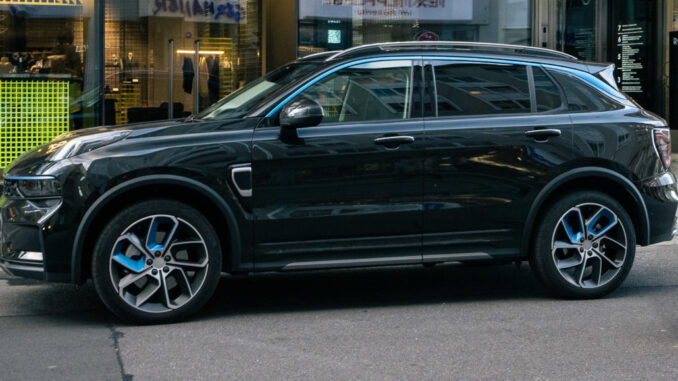 Ein schwarzer Lynk & Co 01 steht vor dem Münchner Flagship Store.