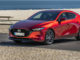 Ein roter Mazda3 (BP, MJ2019) steht an einem Strand.