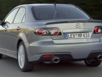 Ein silberner Mazda6 MPS fährt 2006 auf der Autobahn.