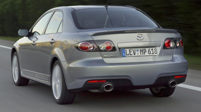 Ein silberner Mazda6 MPS fährt 2006 auf der Autobahn.