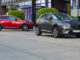 Ein roter und ein grauer Mazda CX-3 stehen 2017 vor einem Bürogebäude.