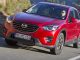 Ein roter Mazda CX-5 fährt 2015 auf einer Landstraße.