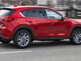 Ein roter Mazda CX-5 fährt 2019 durch Hamburg.