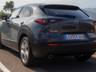 Mazda CX-30, 2019, Girona, Polymetal Grey, Fahraufnahme auf einer Landstraße.