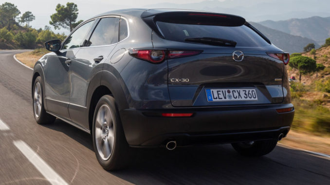 Mazda CX-30, 2019, Girona, Polymetal Grey, Fahraufnahme auf einer Landstraße.