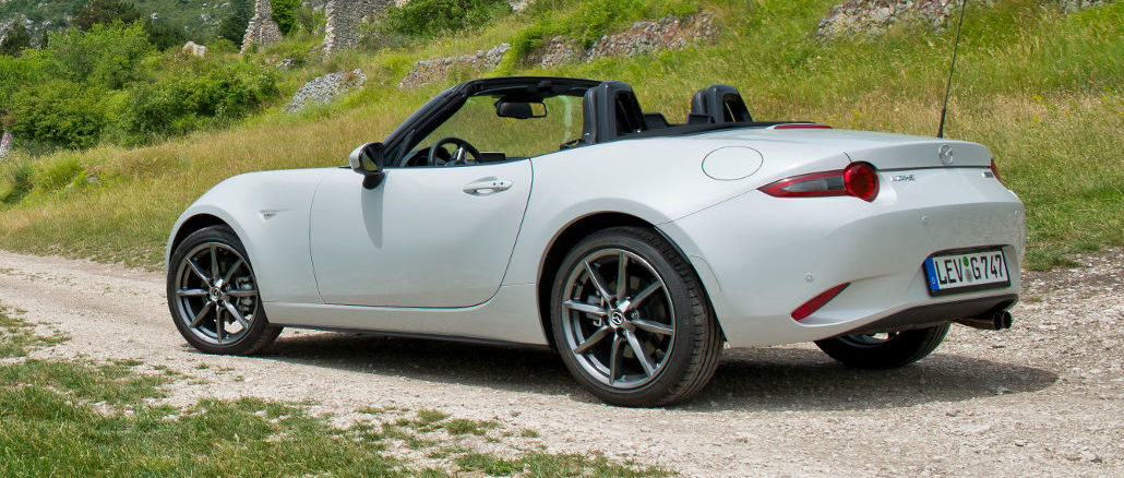 Ein weißer Mazda MX-5 steht 2015 auf einem Feldweg.