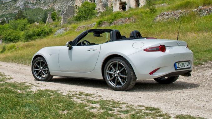 Ein weißer Mazda MX-5 steht 2015 auf einem Feldweg.